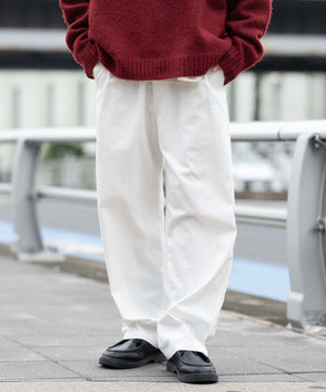 ホワイト  モデル：175cm L着用