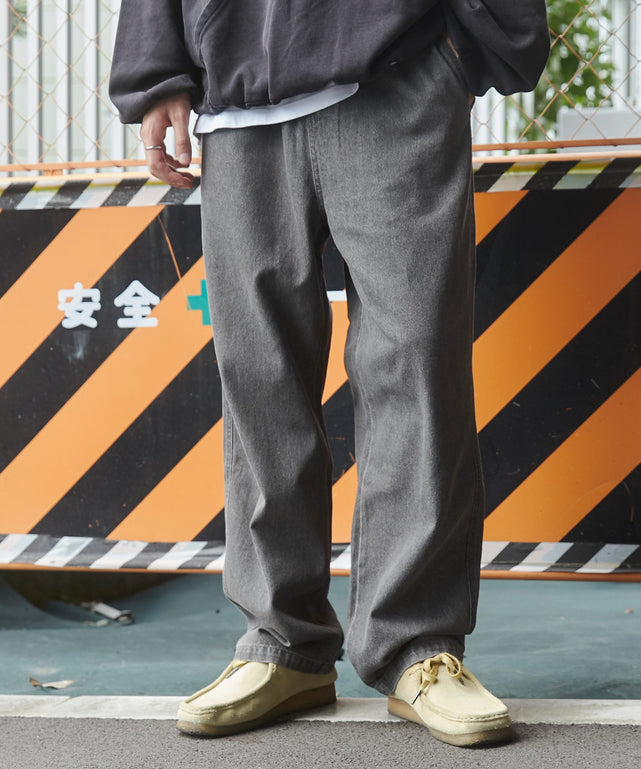 デニムイージーストレートパンツ【WEB限定特価 12/31(火)11:59まで】/グレー モデル：180cm L着用