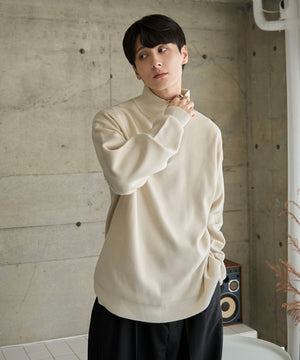 ホワイト　モデル：177㎝　L着用