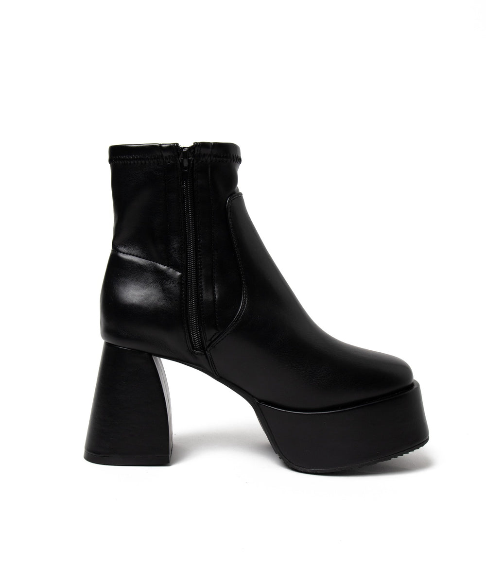 ストーム付きワイドヒールショートブーツ