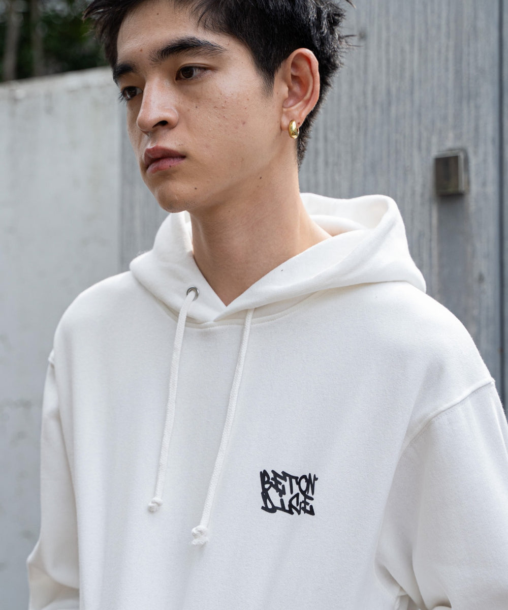 ホワイト モデル：180cm L着用