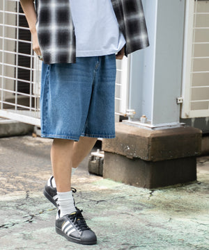 デニム中濃加工色 モデル：180cm L着用