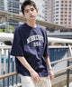 カレッジロゴプリントT（SS）/ネイビー モデル：180cm L着用