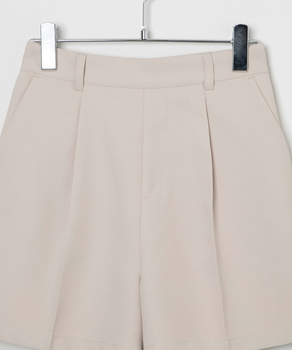 タックショートパンツ