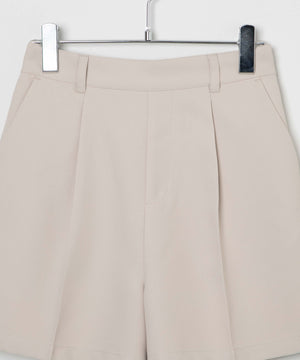 タックショートパンツ