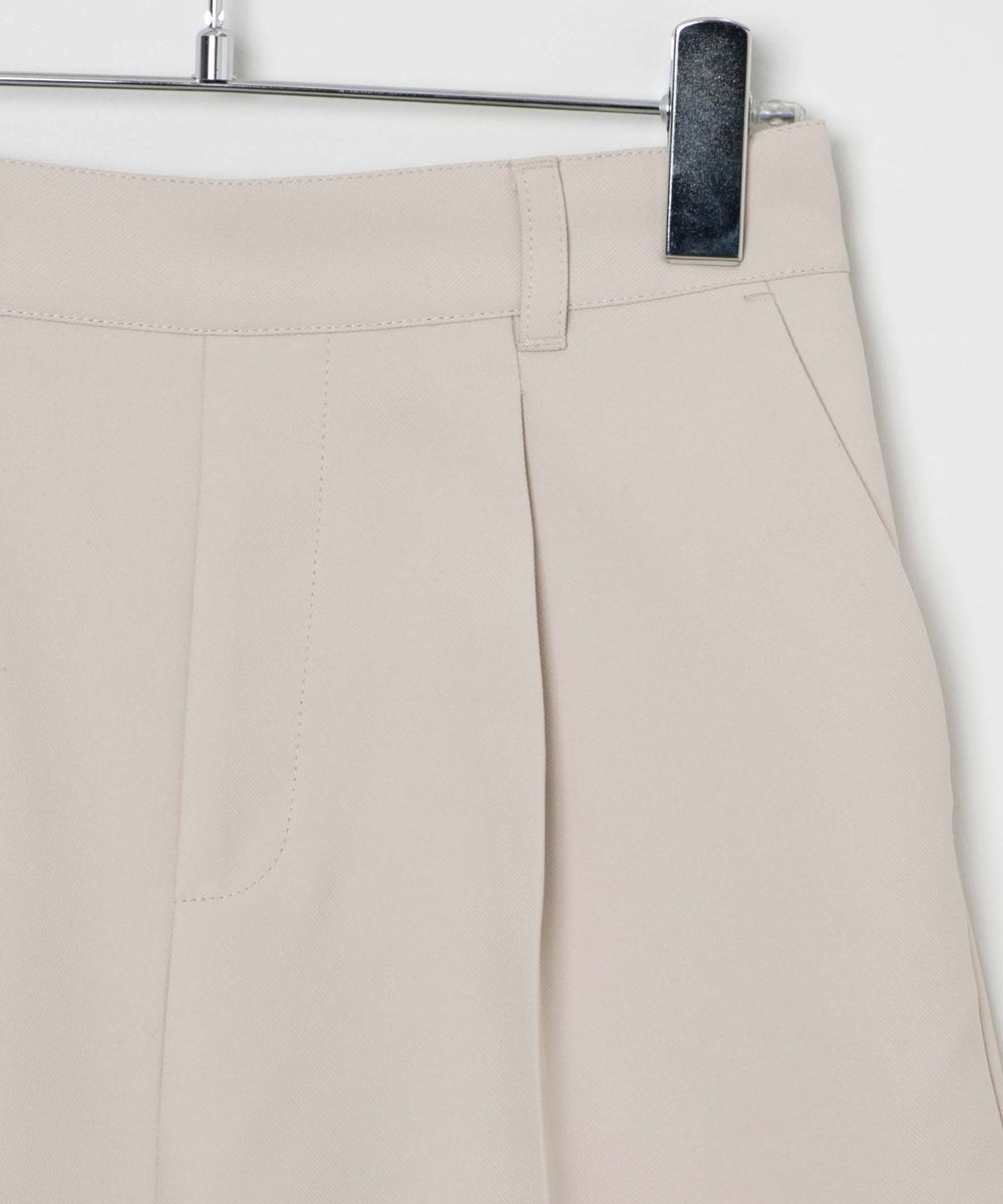 タックショートパンツ