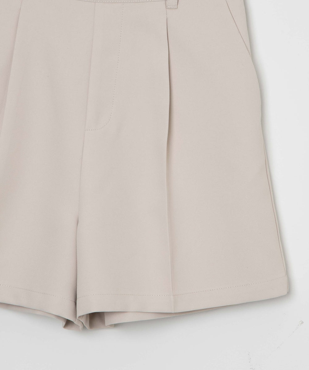 タックショートパンツ