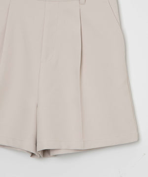 タックショートパンツ