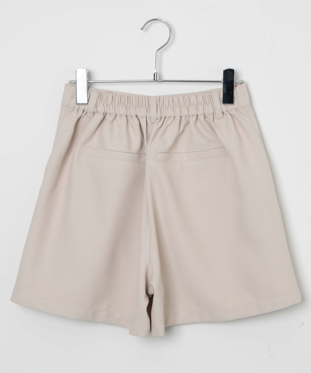タックショートパンツ