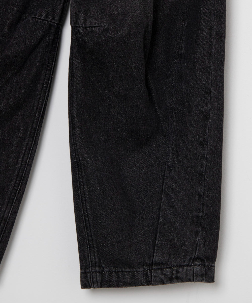 カーブデニムパンツ