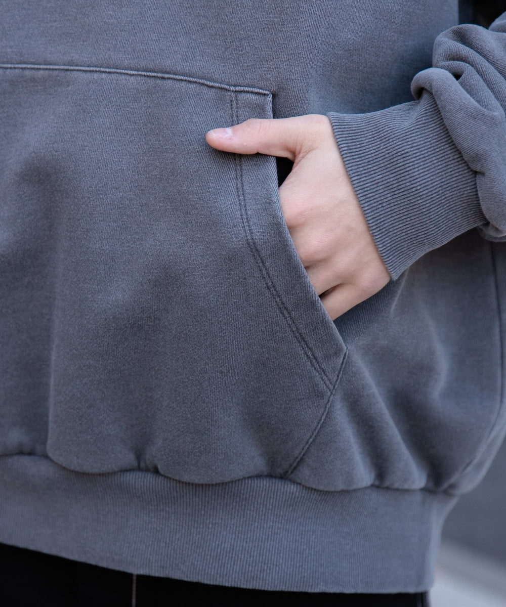 ピグメントグラフィックプルパーカー