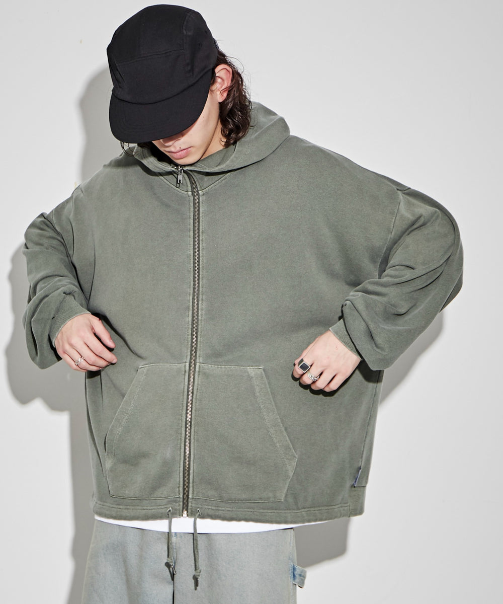 カーキ モデル：174㎝ L着用