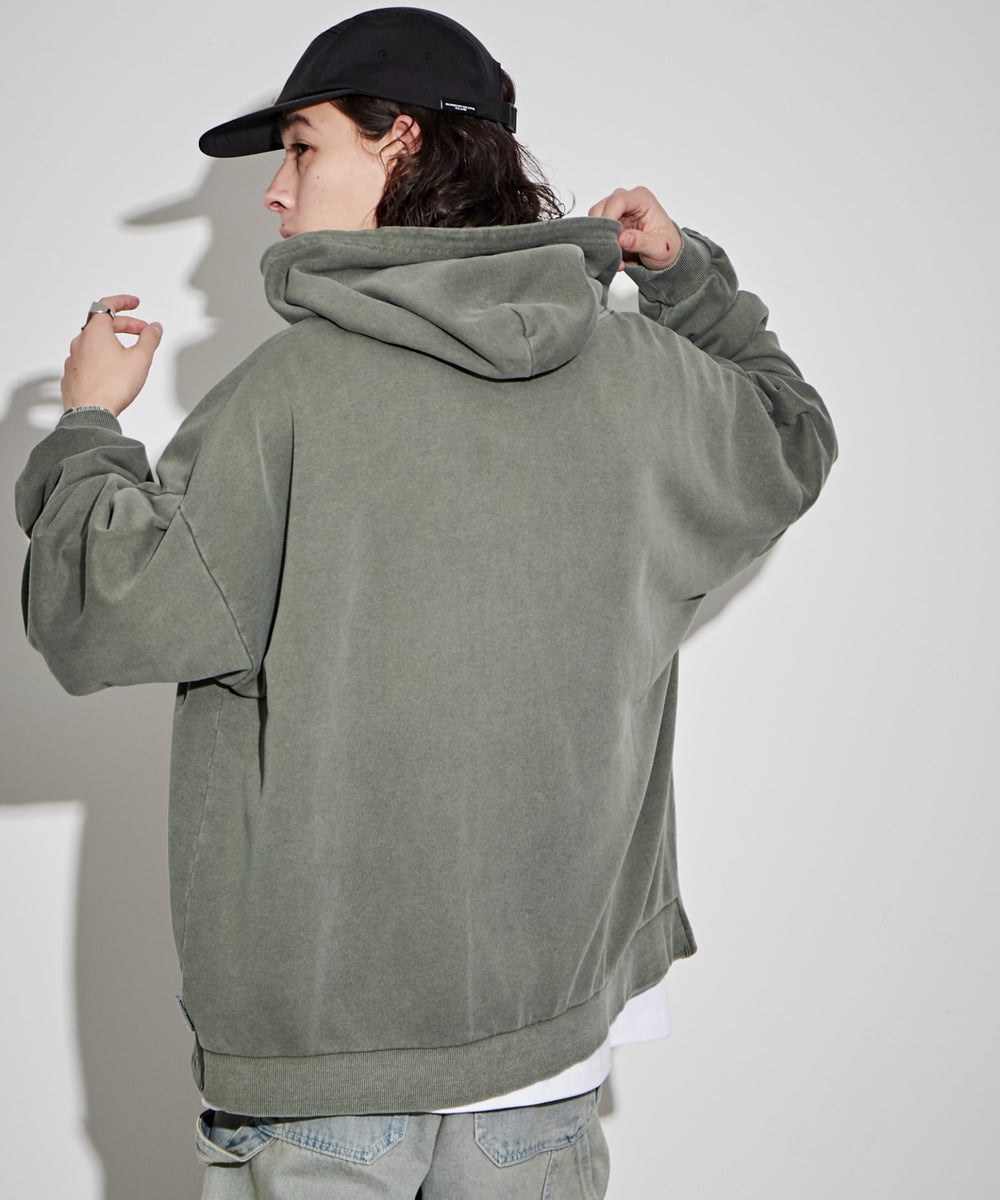 カーキ モデル：174㎝ L着用