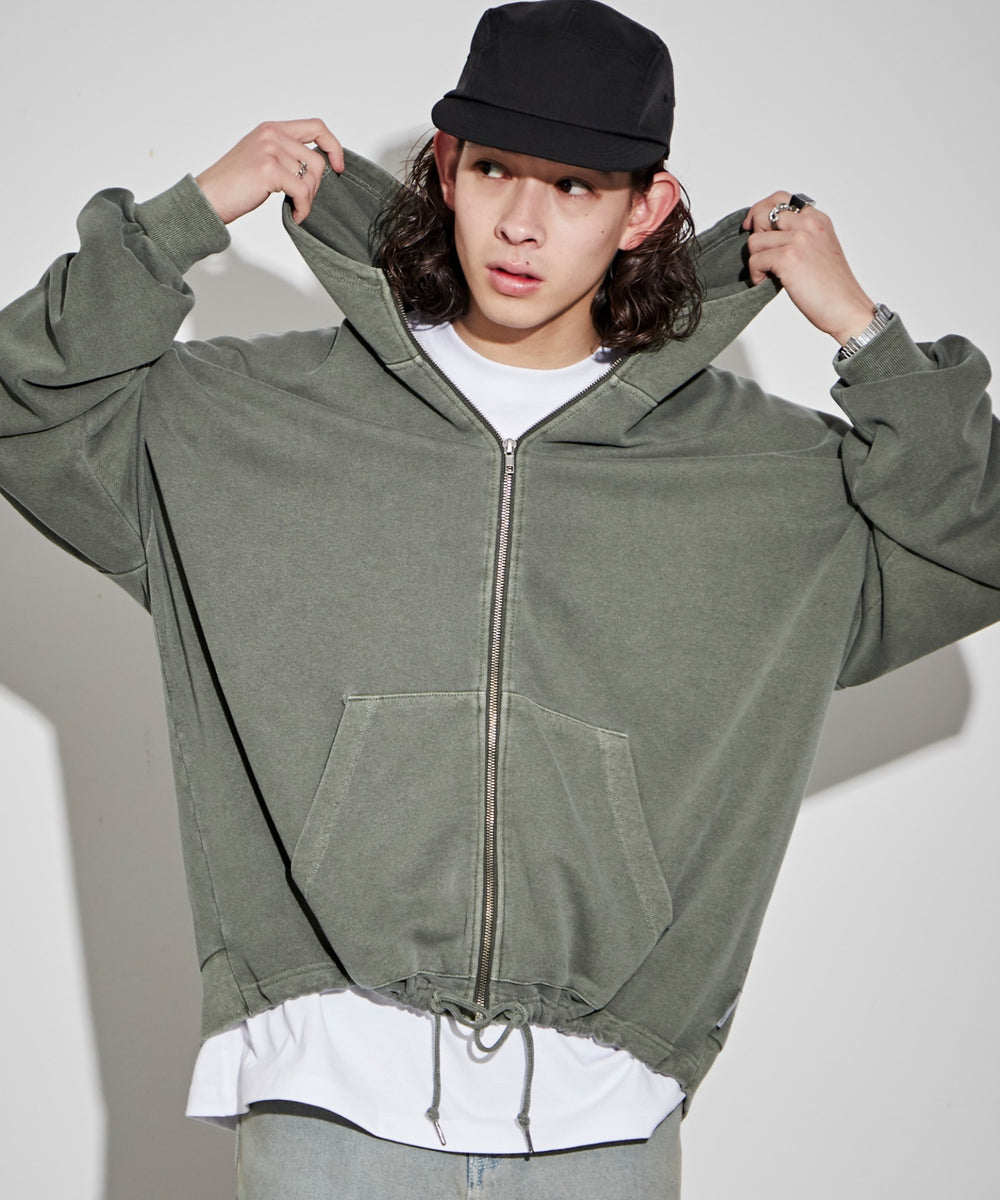 カーキ モデル：174㎝ L着用