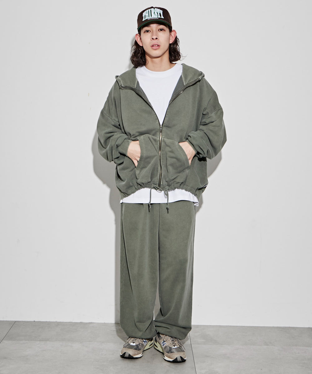 カーキ モデル：174㎝ L着用