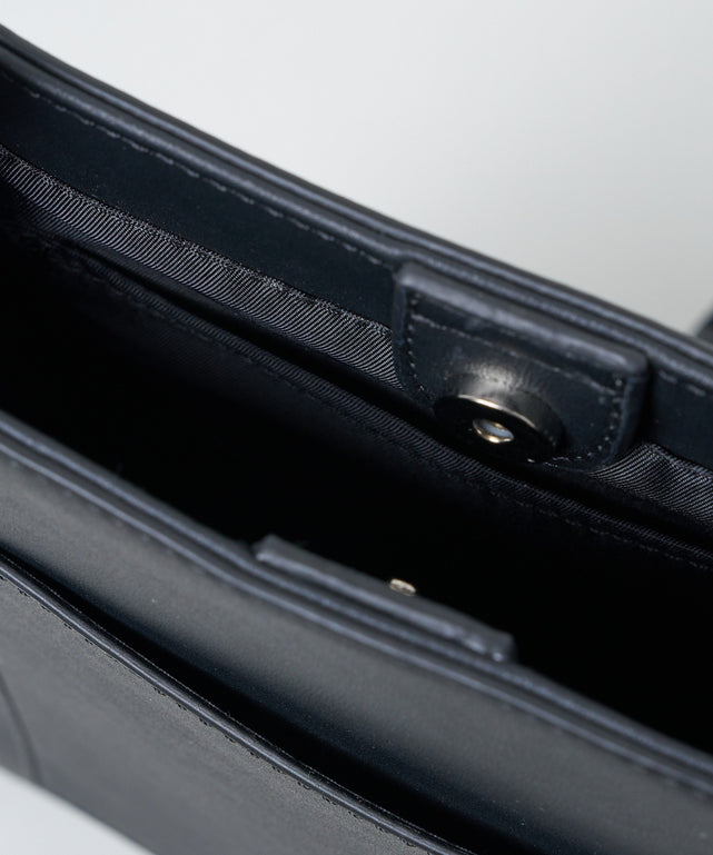 レザータッチスクエアショルダー