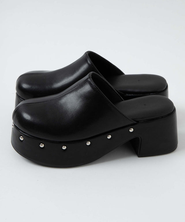 スタッズ付きサボサンダル