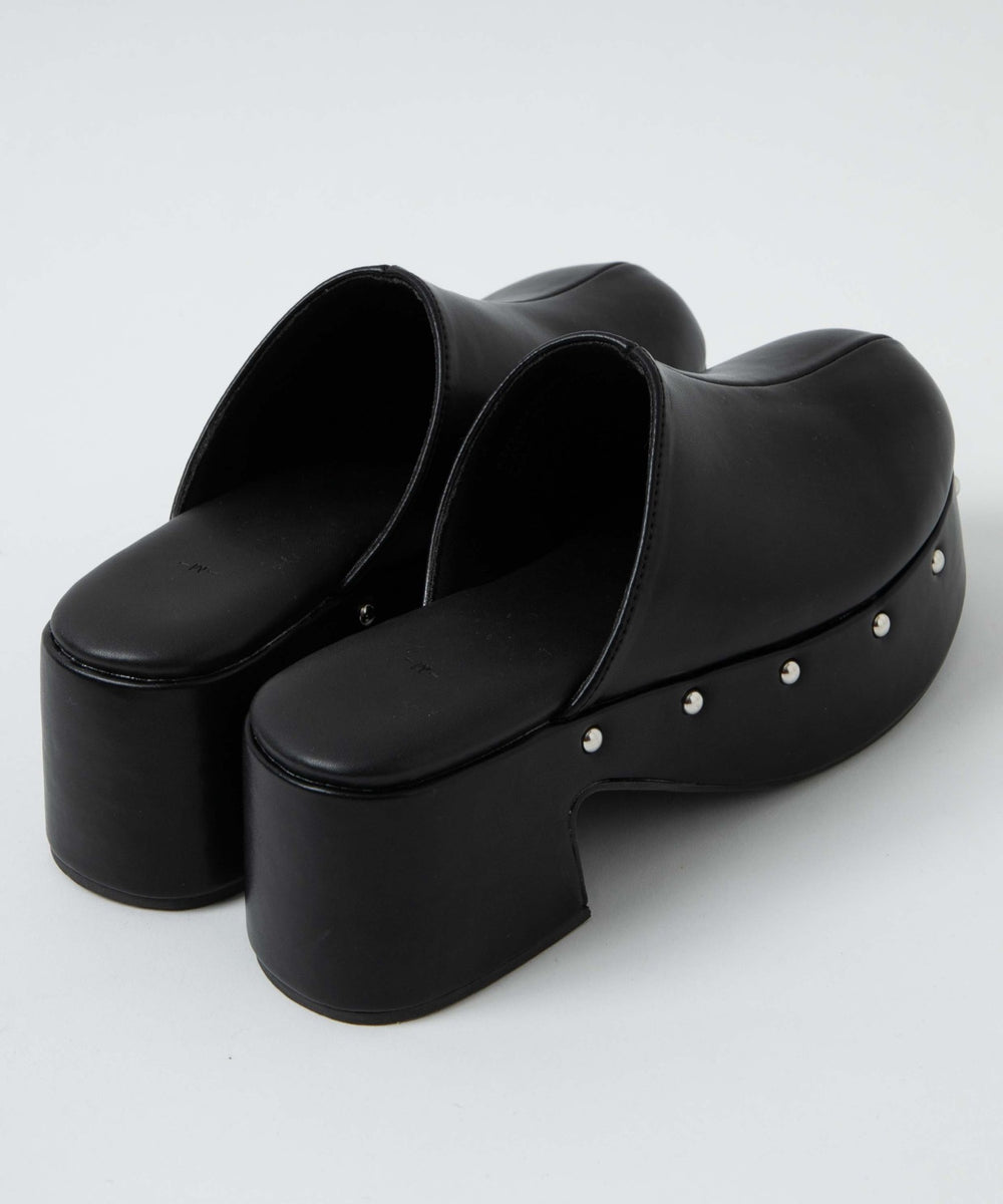 スタッズ付きサボサンダル