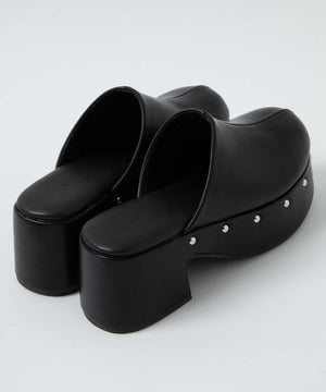 スタッズ付きサボサンダル