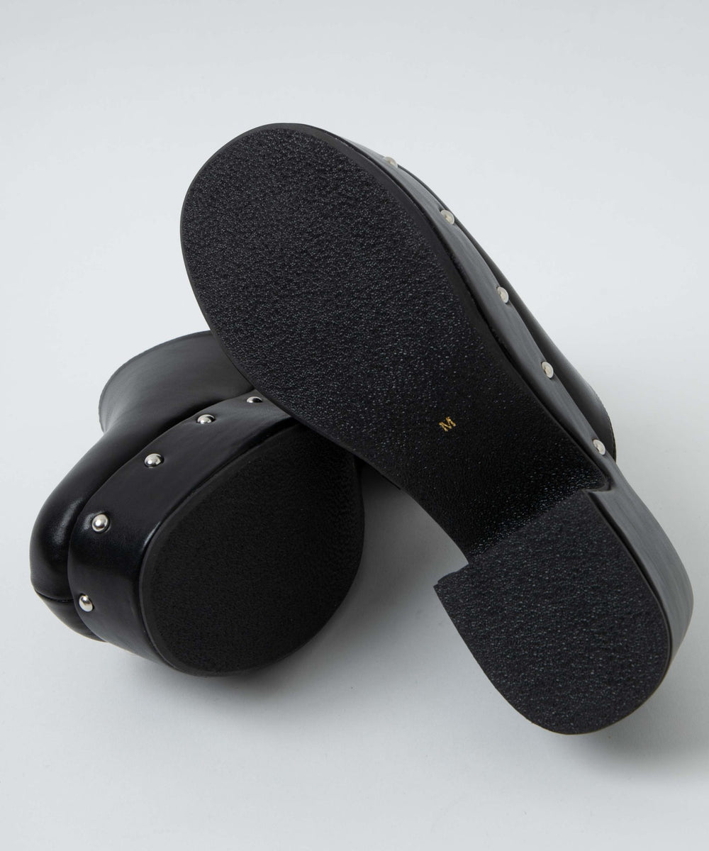 スタッズ付きサボサンダル