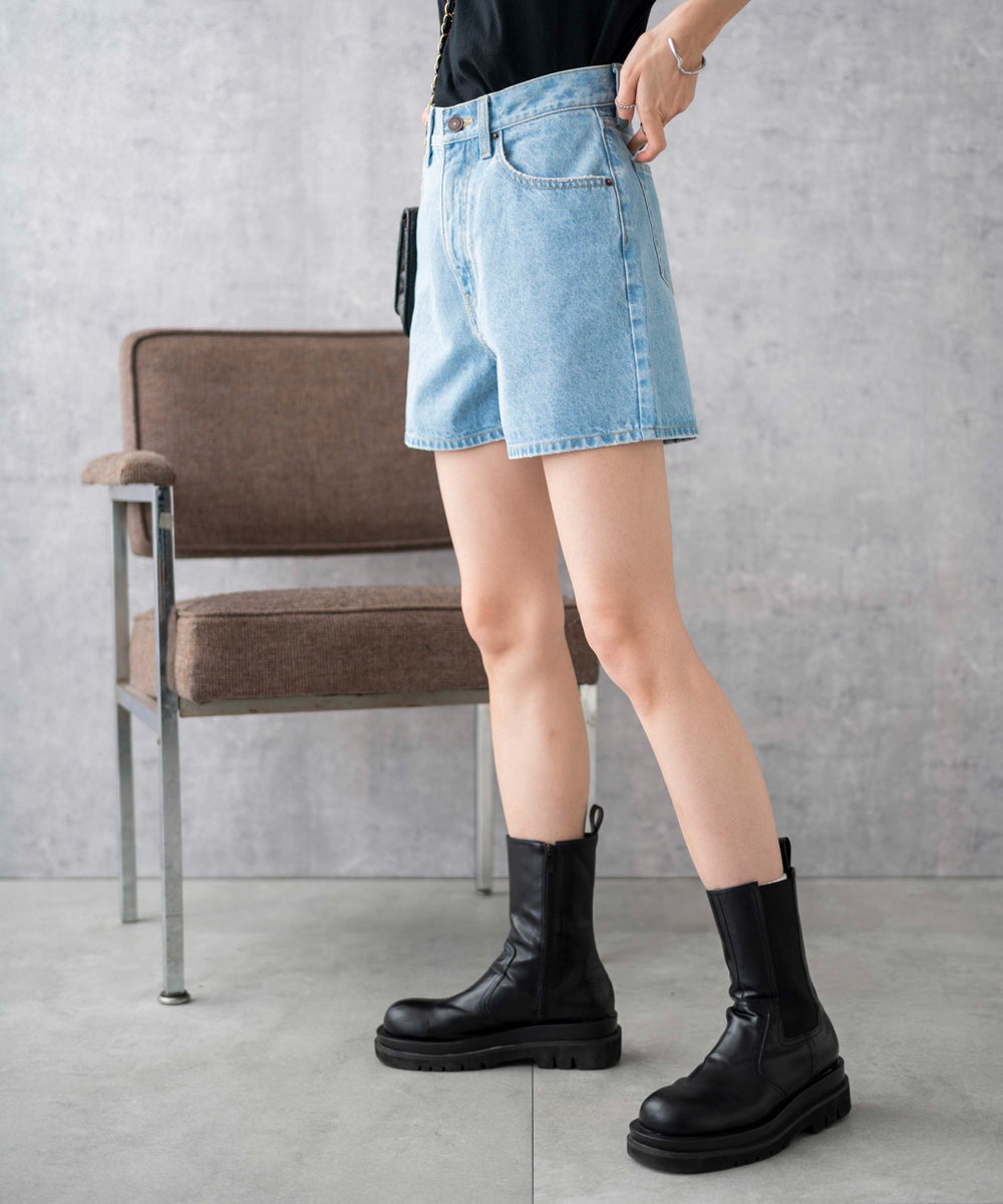 デニム淡色(インディゴ淡)　モデル:161cm M着用