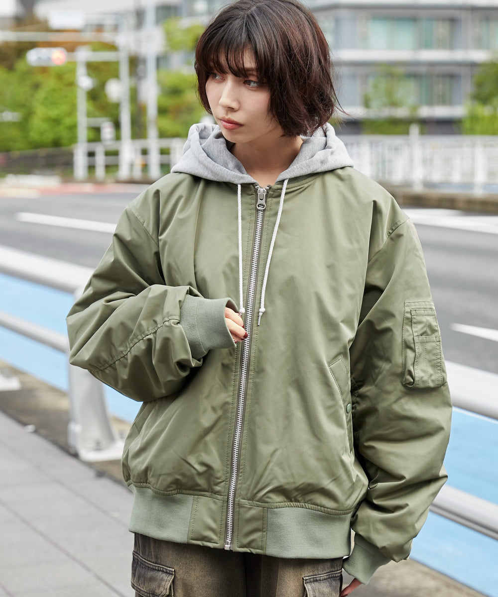 カーキ モデル：160cm L着用