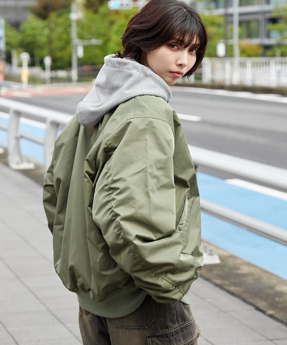 カーキ モデル：160cm L着用