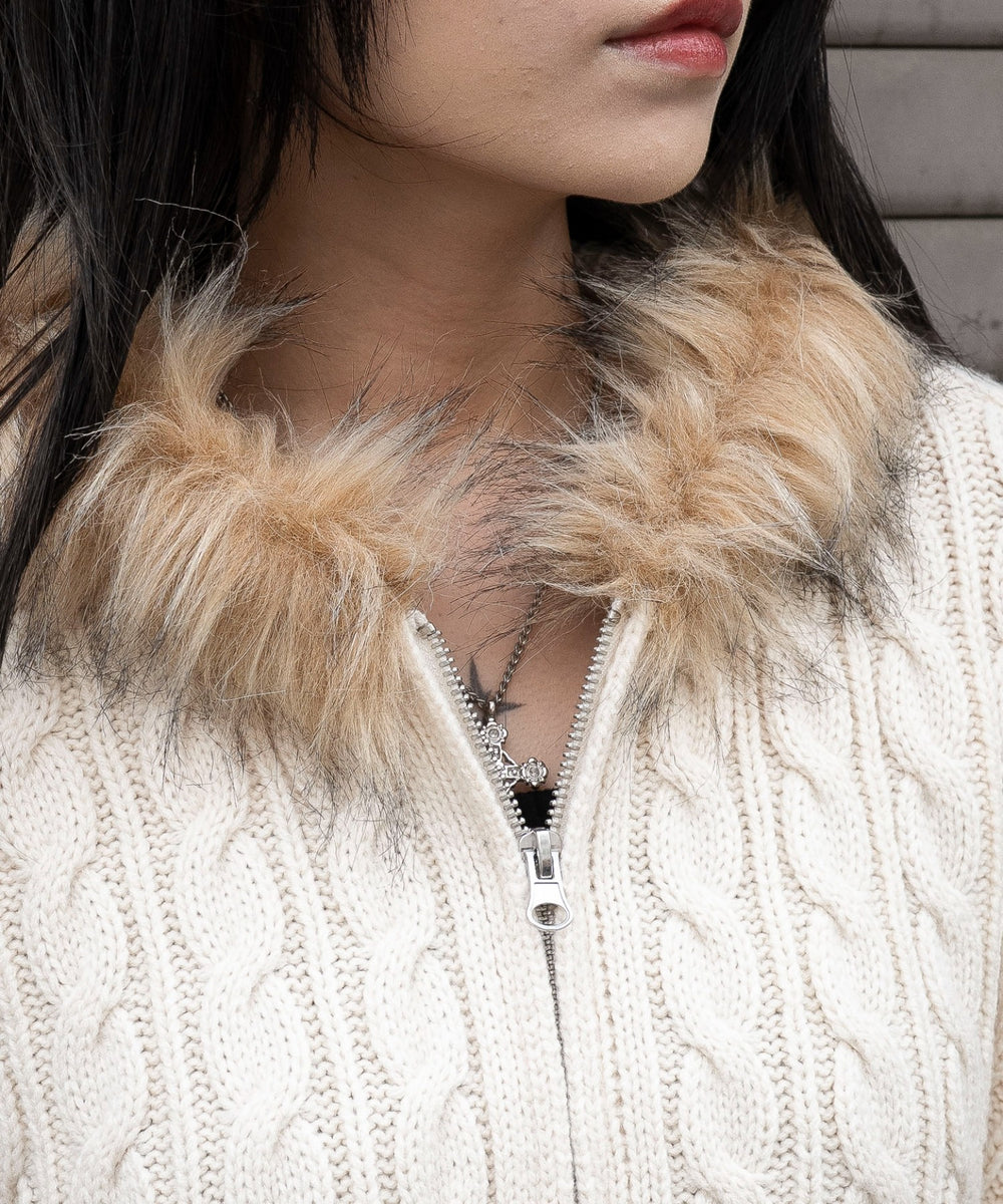 フェイクファー付きケーブルニットパーカー