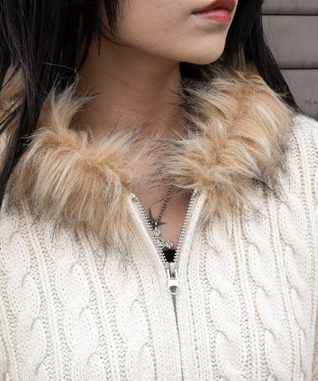 フェイクファー付きケーブルニットパーカー