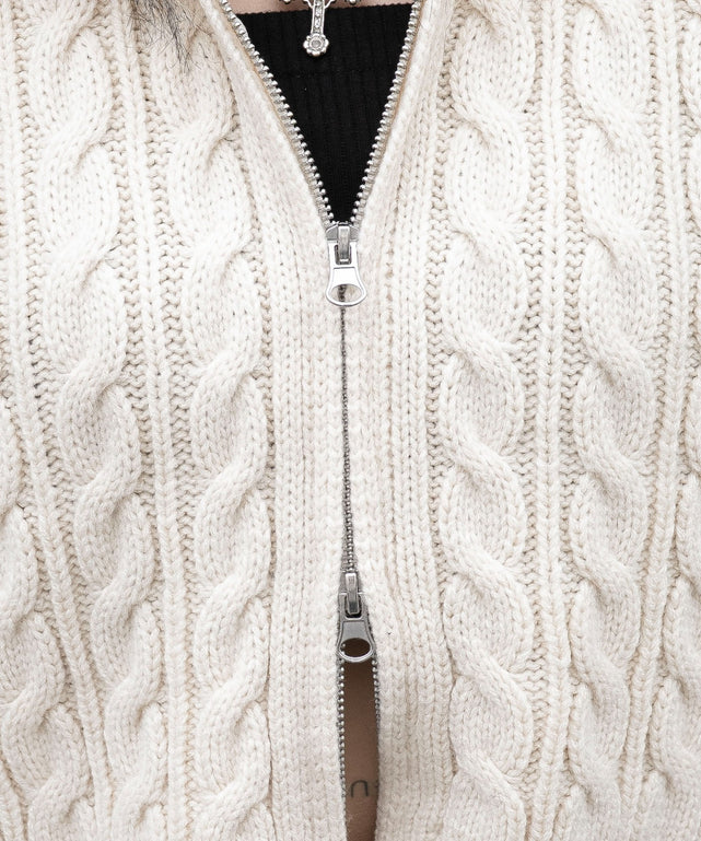 フェイクファー付きケーブルニットパーカー