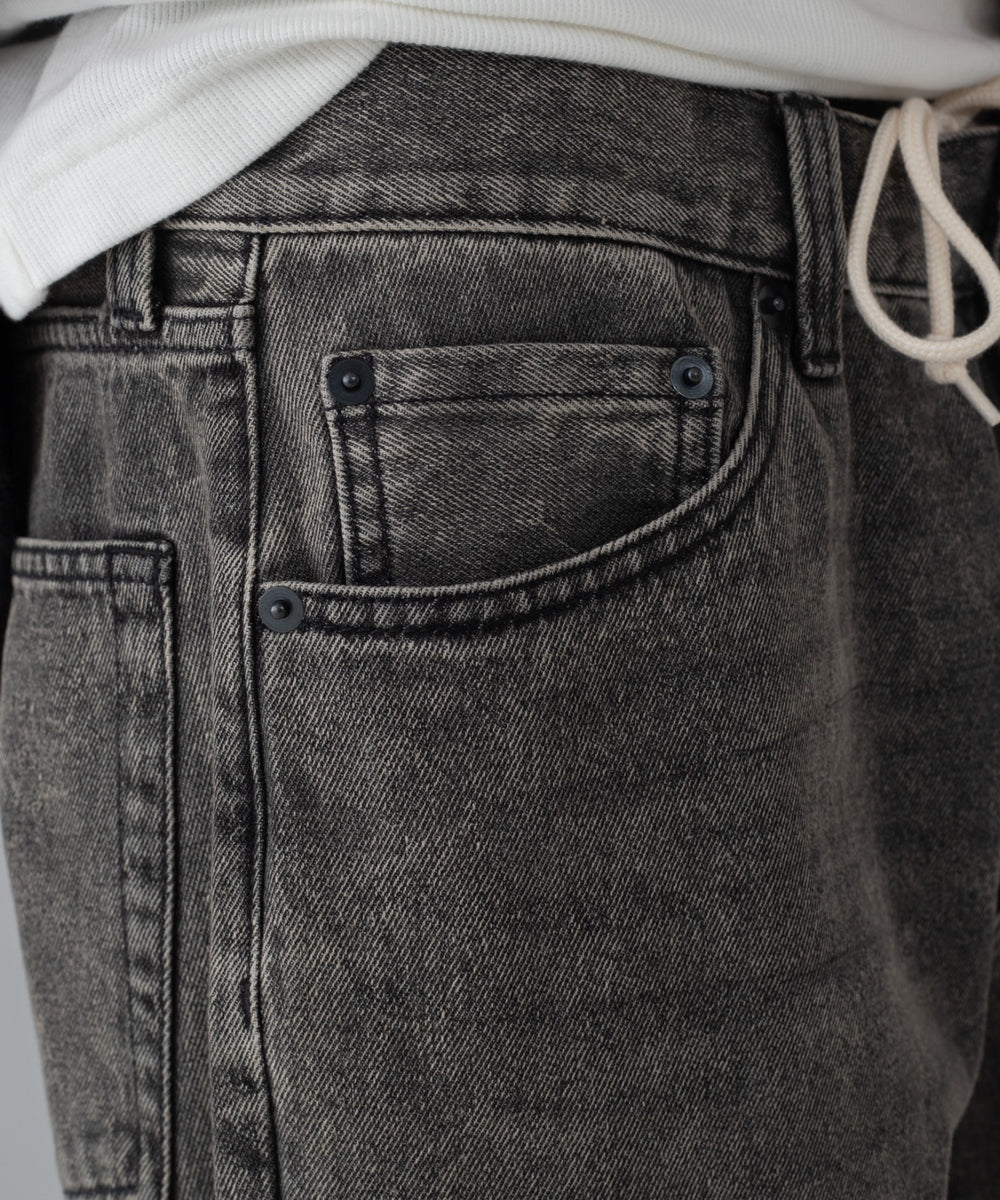 ストレートデニムパンツ