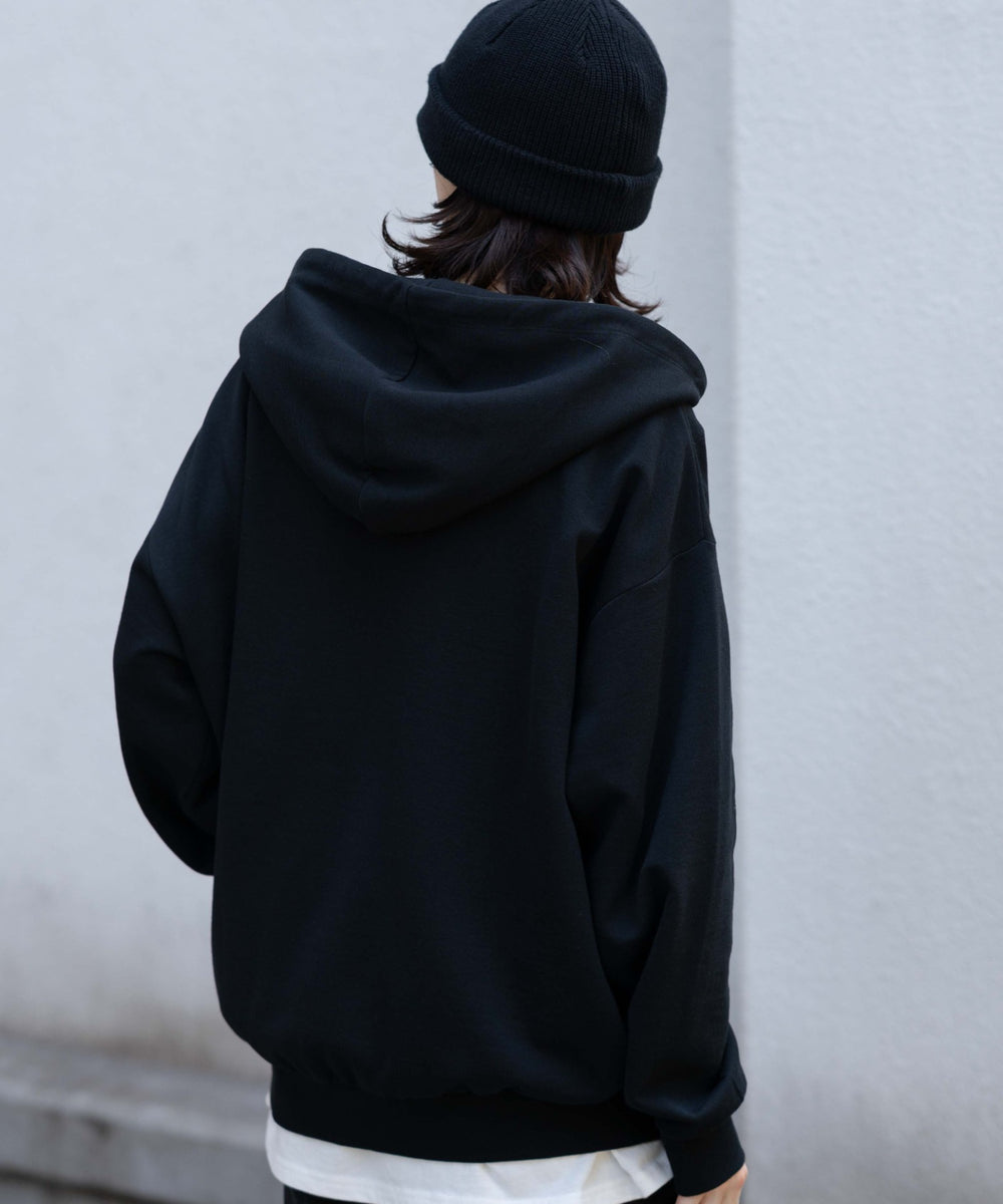 ブラック モデル：175cm L着用