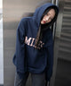 グラフィックロゴプルパーカー/ネイビー　モデル：159cm M着用