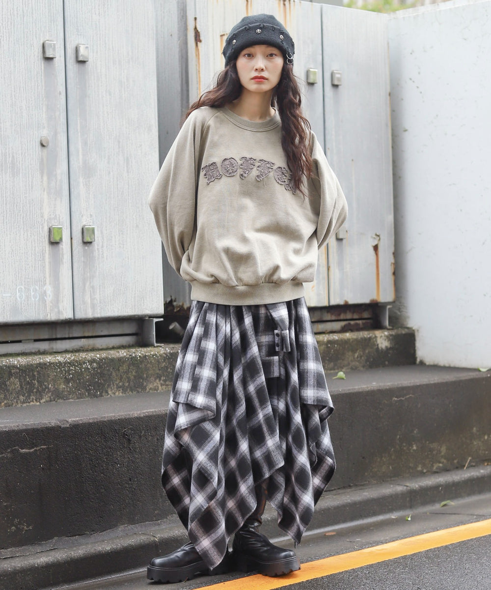 ベージュ　モデル：161cm L着用