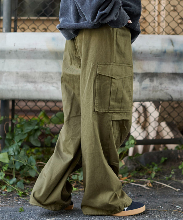 カーキ　モデル：159cm M着用