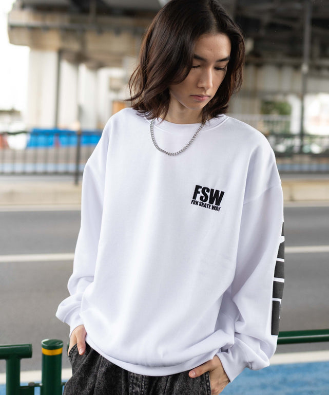 ホワイト モデル：175cm L着用