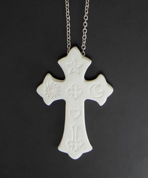 MPUエンボスロゴクロスネックレス