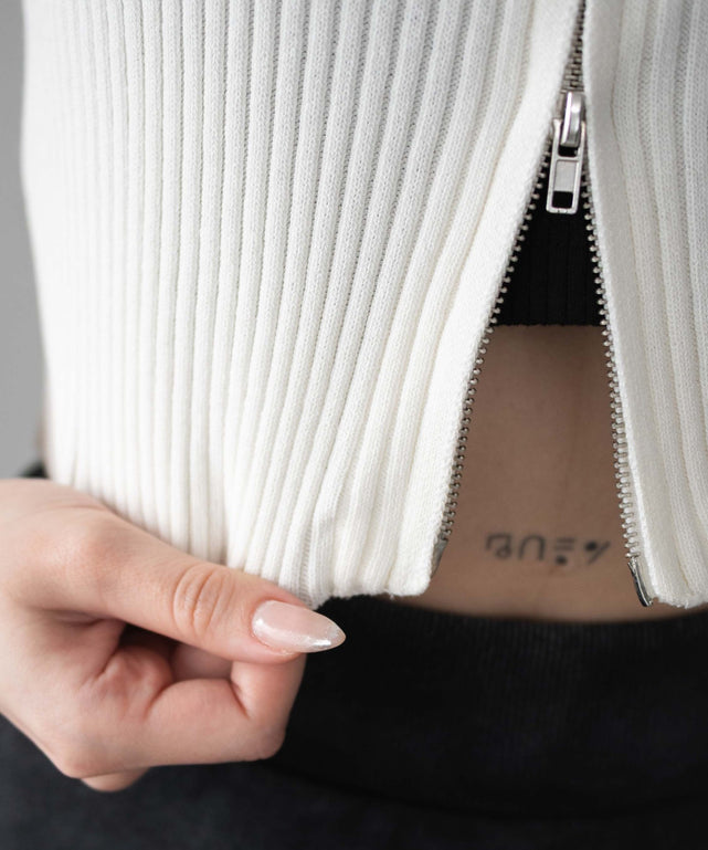 オフショルダブルジップニット