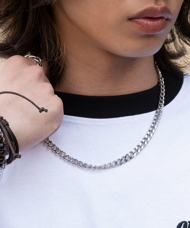 ホワイト　モデル:175cm L着用