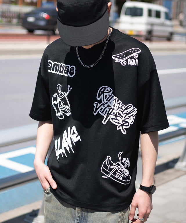 アクセ付きラフガキグラフィックT（SS）/ブラック　モデル:180cm L着用