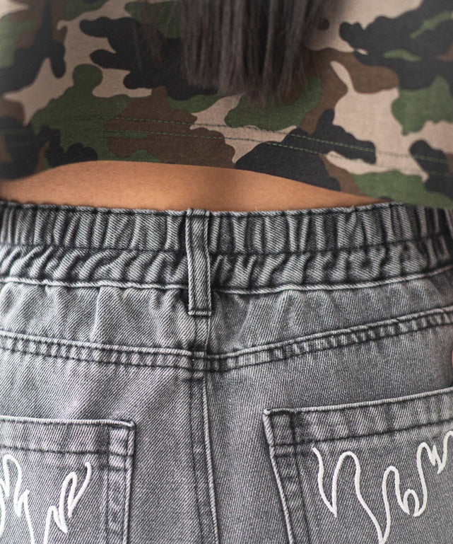 刺繍ロゴバレルレッグパンツ