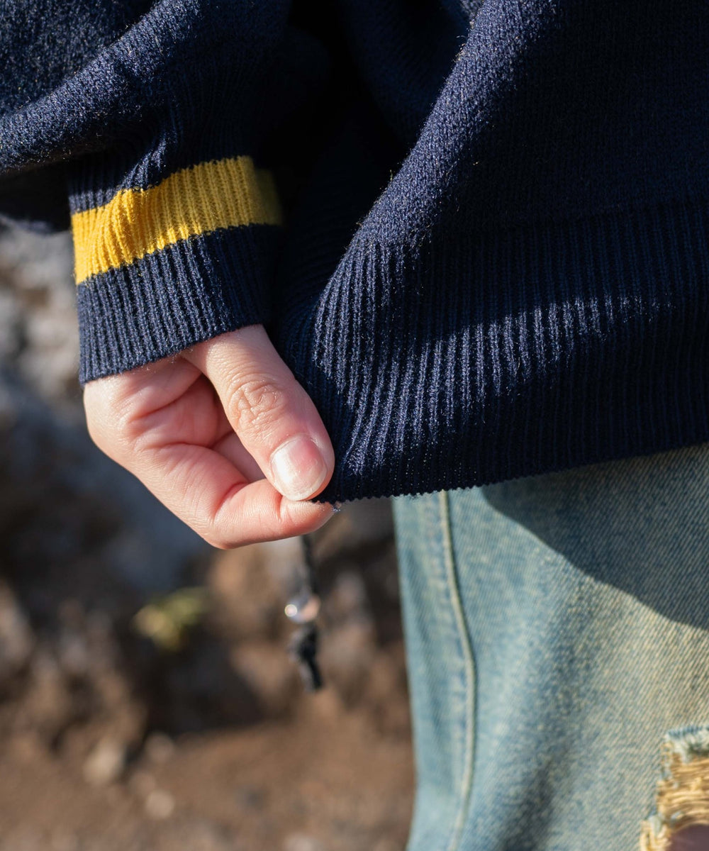 ナンバリングジャガードVネックニット