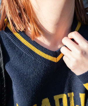 ナンバリングジャガードVネックニット