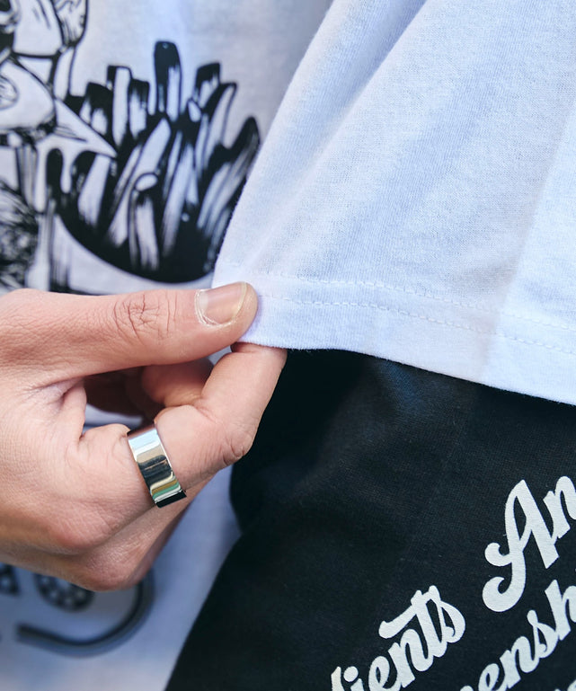 ホワイト 　モデル:175cm L着用