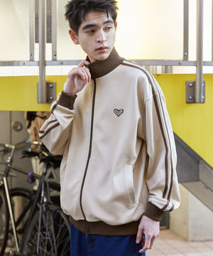 ベージュ　モデル:180cm L着用