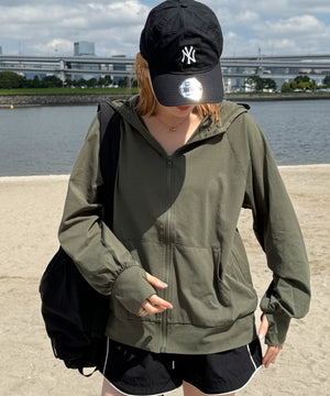 カーキ　モデル：155cm M着用