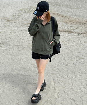 カーキ　モデル：155cm M着用