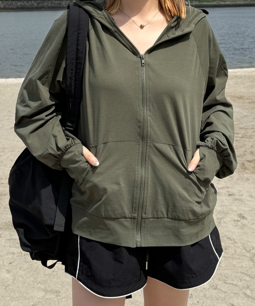 カーキ　モデル：155cm M着用