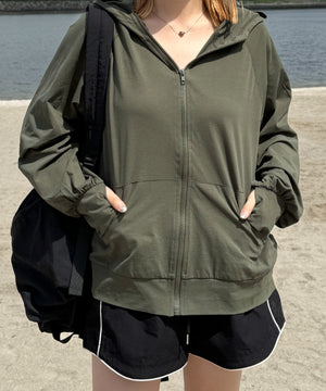 カーキ　モデル：155cm M着用