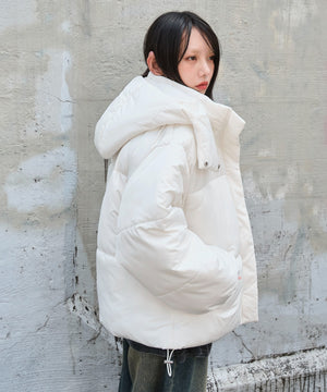 ホワイトアイボリー モデル：159cm M着用